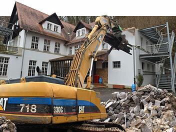 7000 Bürger sprachen sich dafür aus, die Jugendherberge zu erhalten: Trotzdem wächst im Stadtrat die Befürchtung, dass es zu einem Abbruch kommen könnte  Foto: Ronald Rinklef, Fotomontage: Michael Beetz (ft),