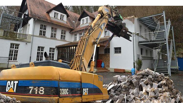 7000 Bürger sprachen sich dafür aus, die Jugendherberge zu erhalten: Trotzdem wächst im Stadtrat die Befürchtung, dass es zu einem Abbruch kommen könnte  Foto: Ronald Rinklef, Fotomontage: Michael Beetz (ft),