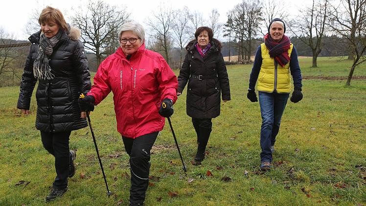 Frische Luft tut dem Immunsystem gut und hilft, Erkältungskrankheiten vorzubeugen: Anita Sack, Brigitte Schröder, Marlies Heisinger und Elke Brehm vom Kneipp-Verein (von links) sind gerne draußen unterwegs. Warm eingepackt macht ihnen die Kälte nichts aus.  Fotos: Barbara Herbst