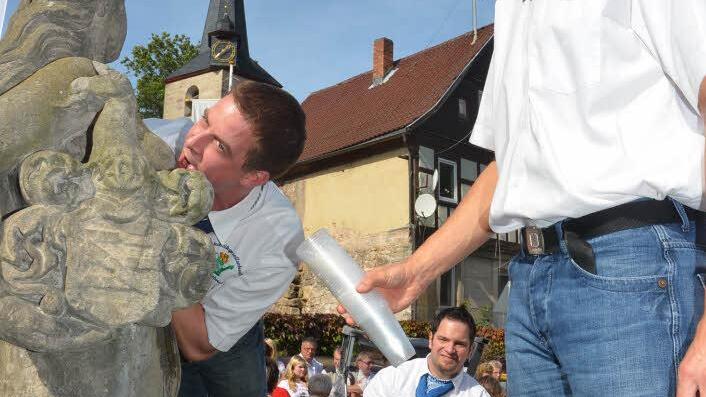 Die letzten Tropfen saugte Vorsitzender Bernd Redwitz mit dem Mund aus dem Busen der Jungferkättl.