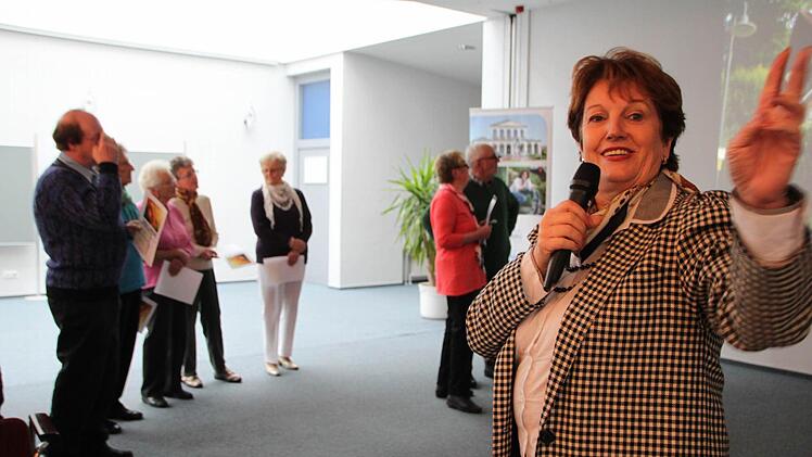 Bürgermeisterin Brigitte Meyerdierks würdigt die Preisträger.