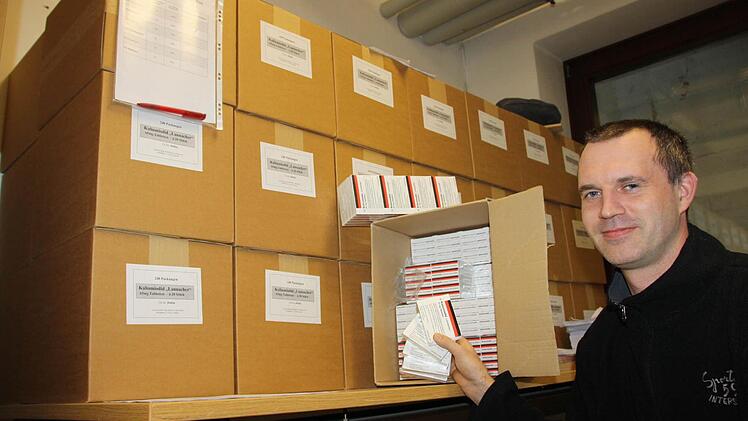 Denny Heinsmann im Lager, in dem sich auch noch eine alte analoge Fernsprechzentrale befindet, die selbst dann noch funktioniert, wenn alle Computer abstürzen. Foto: Ralf Ruppert