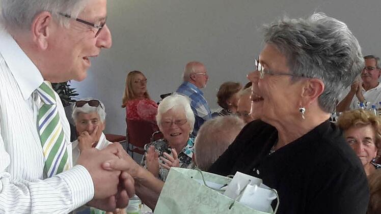 Ortsverbandsvorsitzende Hildegard Schöbel-Bossinger (rechts) bedankt sich bei Thomas Goppel. Foto: Rolf Pralle