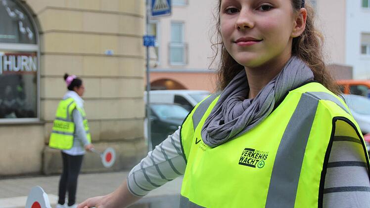 Ella Zurek (vorn) und Naila Ebady sind zwei von 20 neuen Schülerlotsen der Mittelschule.  Foto: Benedikt Borst