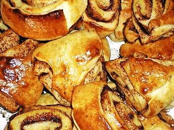 Auf der finnischen Festafel dürfen die Pulla nicht fehlen, Gebäckteilchen aus Hefeteig. In der Variante mit Zimt und Kardamom duften sie wunderbar weihnachtlich. Foto: Archiv