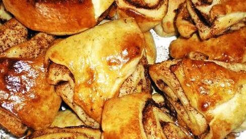 Auf der finnischen Festafel dürfen die Pulla nicht fehlen, Gebäckteilchen aus Hefeteig. In der Variante mit Zimt und Kardamom duften sie wunderbar weihnachtlich. Foto: Archiv