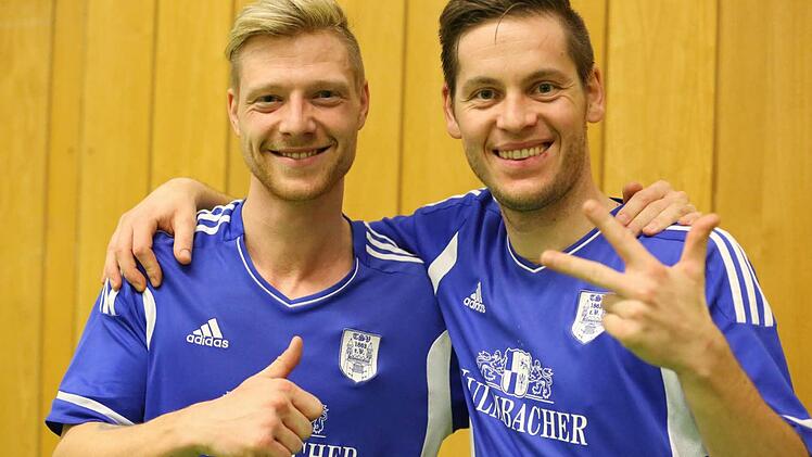 Eine feine Sache: Stephan Nöthling (links) und Adrian Gahn freuen sich über den dritten Platz des TSV Münnerstadt. Foto: Hans Will