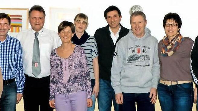 Der neu gewählte Vorstand des SC Stettfeld: Christa Markert, Roland Simon, Stefan Riegel, Nicole Meyer, Daniela Spath, Christian Röthlein, Herbert Hümmer, Michaela Bunk und Matthias Kuhn. (v. links) Foto: Christian Ziegler
