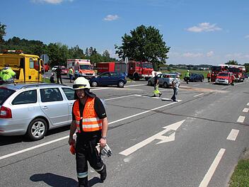 Die Fahrerin des blauen Polo hat an der Abbiegung zwischen Lonnerstadt und Höchstadt den silbernen Ford übersehen. Fotos: Christian Bauriedel