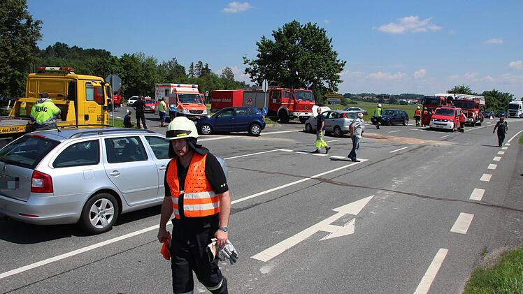 Die Fahrerin des blauen Polo hat an der Abbiegung zwischen Lonnerstadt und Höchstadt den silbernen Ford übersehen. Fotos: Christian Bauriedel