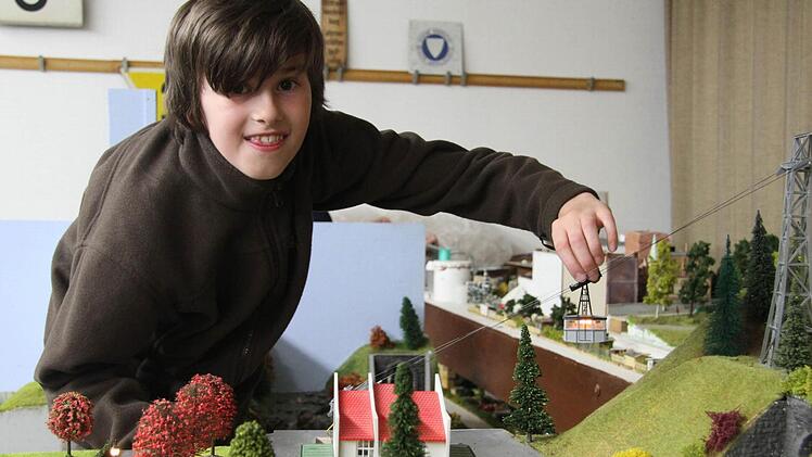 Merlin Butzek überprüft vor den Fahrtagen die Seilbahn auf ihre Funktionsfähigkeit. Foto: Sonny Adam