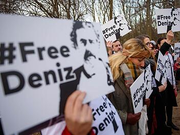 Die Welt" habe sich freiwillig der t&uuml;rkischen Justiz gestellt, betonte Regierungssprecher Steffen Seibert in Berlin. Schon deshalb sei es v&ouml;llig unverh&auml;ltnism&auml;&szlig;ig, ihn in Untersuchungshaft zu nehmen. Foto: Gregor Fischer/dpa