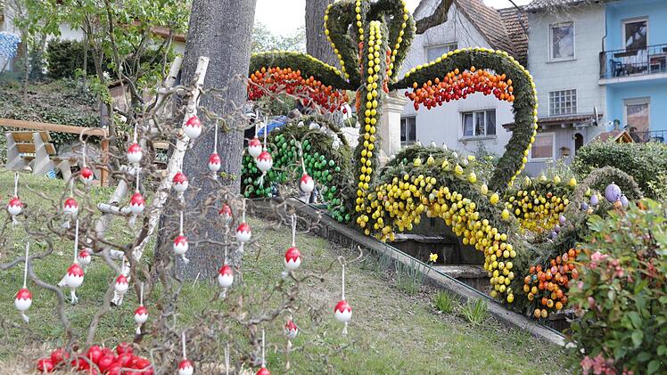 Der fertig geschmückte Osterbrunnen in Lauf (Gemeinde Zapfendorf). Foto: Matthias Hoch