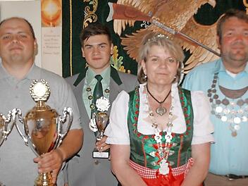 Die alten und zugleich neuen Schützenkönige mit Vereinsmeister Jörg Keiner (l.) Foto: Mathias Erlwin