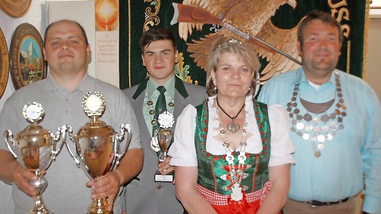 Die alten und zugleich neuen Schützenkönige mit Vereinsmeister Jörg Keiner (l.) Foto: Mathias Erlwin