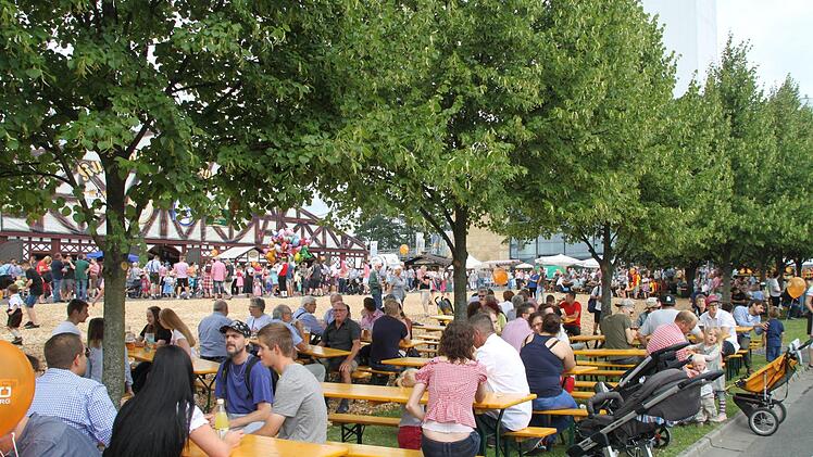 Unter dem Bäumen befindet sich der Biergarten.