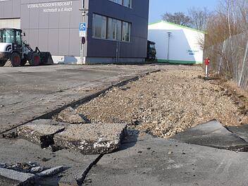 Derzeit wird der Asphalt rund um das VG-Gebäude aufgebrochen. Foto: Karina Brock