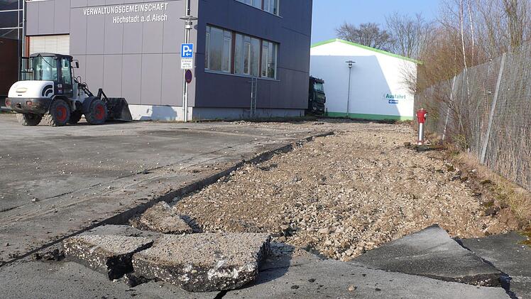 Derzeit wird der Asphalt rund um das VG-Gebäude aufgebrochen. Foto: Karina Brock