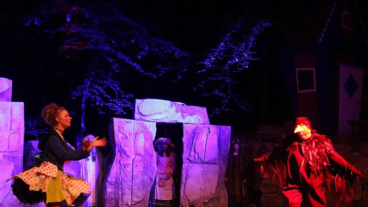 Am Ende brennen die Besen und Hexenbücher. Und die kleine Hexe und der Rabe tanzen ohne die bösen Hexen drum herum. Foto: Klaus Klaschka