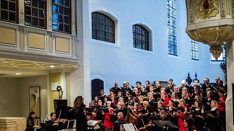 Die Coburger Erstaufführung der "Misa Tango" lockte zahlreiche Zuhörer in die Morizkirche. Unter der Leitung von Antoinetta Bafas beeindruckte der "Chor Unerhört" gemeinsam mit den Vokalsolisten Joana Tautu und Marcello Mejia-Mejia.Foto: Jochen Berger