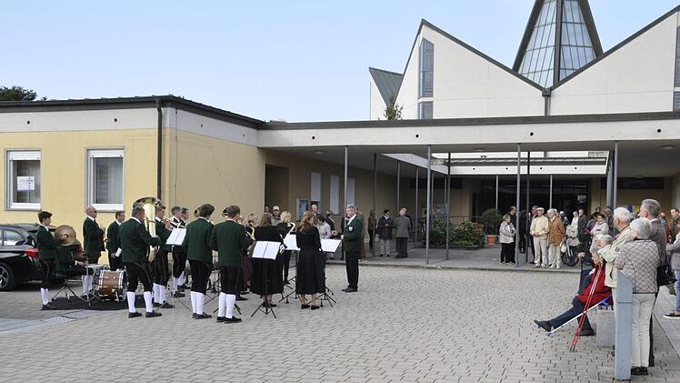 Ein Ständchen zum Geburtstag brachte die Trachtenkapelle des Oerlenbacher Musikvereines.  Foto: Peter Klopf