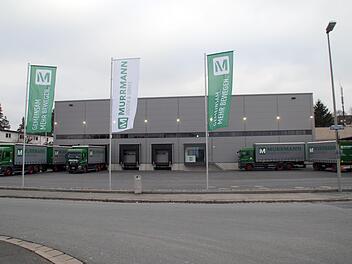 Das Kulmbacher Logistikunternehmen Murrmann hat am Goldenen Feld eine neue Logistikhalle errichtet. Murrmann setzt bei dem Neubau auf hohe Energieeffizienz und moderne Lagertechnik.   Foto: Jürgen Scheibe