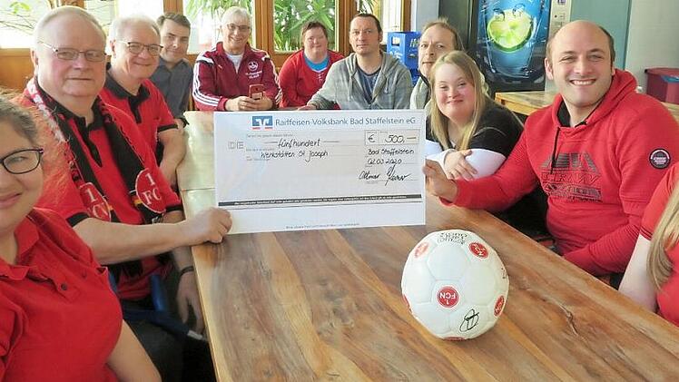 Strahlende Gesichter rund um den Ball und den Scheck gab es bei (von links) Diana Wehling, Georg Scheer, Ottmar Kerner, Thomas Neugeboren, Klaus Wehling, Diana Lieb, Fußballtrainer Guido Schuberth, Ralph, Anja, Marco und Josefa Lieb. Foto: Monika Schütz
