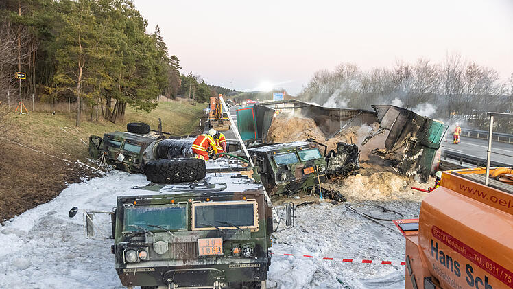Sattelzug rammt Militärfahrzeuge: Fahrer stirbt in Flammen