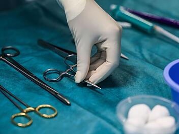 Krankenkassen müssen sparen, fordern Expert*innen. Krankenkassen müssen sparen, fordern Expert*innen.