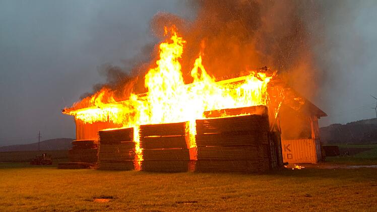 Lagerhalle in Vollbrand