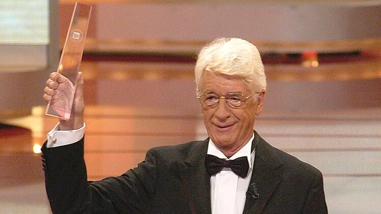 Mit Sendungen wie "Am laufenden Band" schrieb Rudi Carrell Fernsehgeschichte. Hier h&auml;lt Rudi Carrell den "Deutschen Fernsehpreis 2003" in der Sparte "Ehrenpreis der Stifter" in H&auml;nden - einer von vielen unvergesslichen TV-Momenten mit Rudi Carrell.