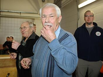 Ein Biss ins Brot, ein Biss in die Zwiebelwurst. Die Uehlfelder Feuerwehrler genossen ihr Schlachtfest.  Foto: Sonja Werner