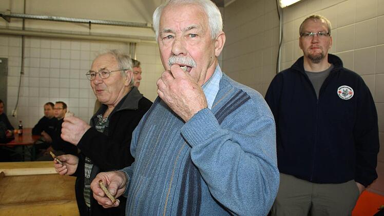 Ein Biss ins Brot, ein Biss in die Zwiebelwurst. Die Uehlfelder Feuerwehrler genossen ihr Schlachtfest.  Foto: Sonja Werner