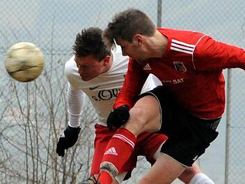 Mit zwei Treffern der Matchwinner für den FC Fuchsstadt: Johannes Feser (rechts), hier im Kopfballduell mit dem Rottendorfer Moritz Rogenhofer. Foto: Hopf