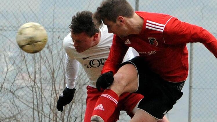 Mit zwei Treffern der Matchwinner für den FC Fuchsstadt: Johannes Feser (rechts), hier im Kopfballduell mit dem Rottendorfer Moritz Rogenhofer. Foto: Hopf