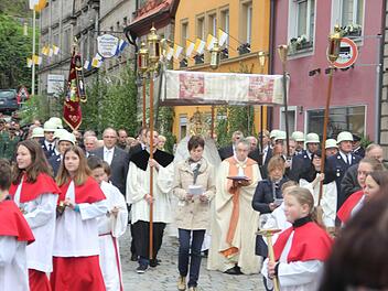 Die Fronleichnamsprozession 2013 in Kronach mit Stadtpfarrer und Regionaldekan Thomas Teuchgräber. Foto: Corinna Igler