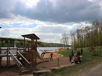 Die Besucher haben die neuen Anlagen schon angenommen, auch wenn jetzt noch kein Badewetter ist. Doch die neue Liegewiese und der Spielplatz laden bereits zum Verweilen ein. Fotos: Heike Beudert