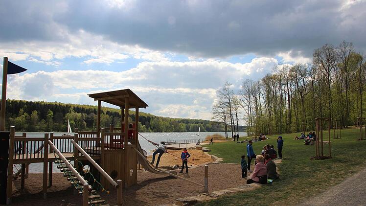Die Besucher haben die neuen Anlagen schon angenommen, auch wenn jetzt noch kein Badewetter ist. Doch die neue Liegewiese und der Spielplatz laden bereits zum Verweilen ein. Fotos: Heike Beudert