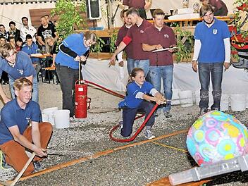 Ein Wasserball musste bei diesem Wettbewerb mit dem Strahl aus einer Tragkraftspritze eine Leiter hoch befördert werden.  Fotos: Dieter Britz