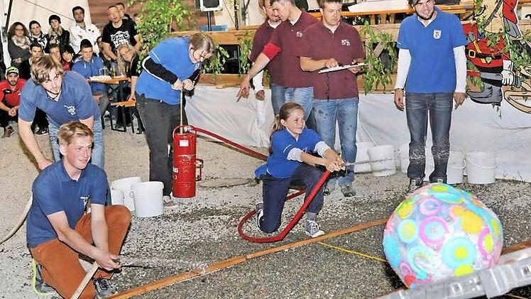 Ein Wasserball musste bei diesem Wettbewerb mit dem Strahl aus einer Tragkraftspritze eine Leiter hoch befördert werden.  Fotos: Dieter Britz