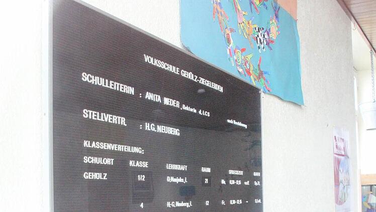 Die Hinweistafel für die Schulleitung hängt noch.  Foto: Friedwald Schedel