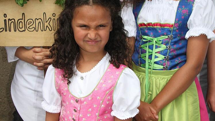 Die Lindenkinder hatten die schönsten Dirndl angezogen.Foto: Sonja Adam