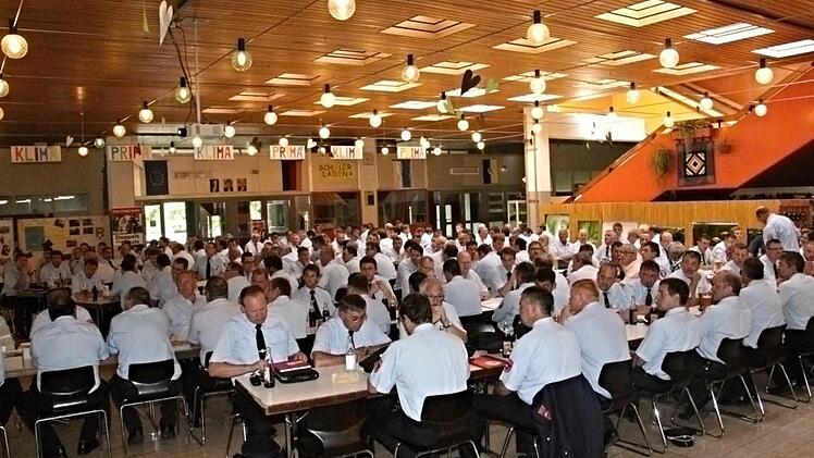 Voll besetzt war die Aula der Mittelschule Ebern beim Kreisfeuerwehrtag am Sonntag.  Foto: Helmut Will