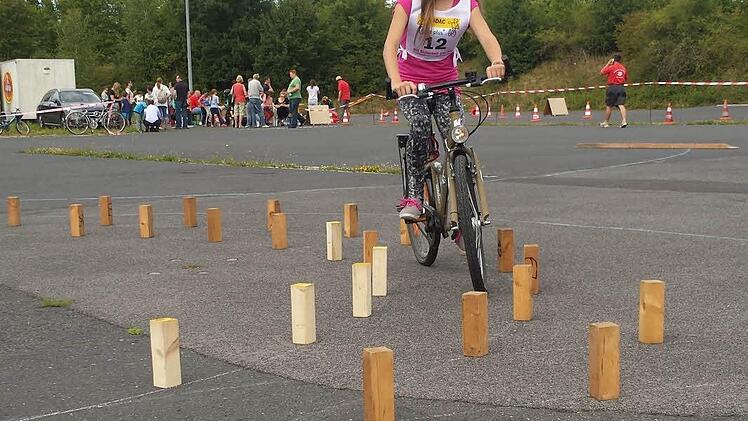 Beim Fahrradturnier des ADAC gab es etliche Hindernisse zu meistern.  Fotos: Christa Nürnberger