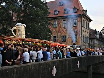 Auf Höhe der Unteren Brücke wird es zur Sandkerwa in Bamberg Schikanen geben, die die Autos zwingen, langsamer zu fahren. Symbolbild,  Foto: Ferdinand Merzbach