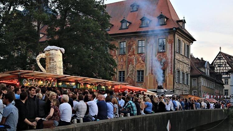Auf Höhe der Unteren Brücke wird es zur Sandkerwa in Bamberg Schikanen geben, die die Autos zwingen, langsamer zu fahren. Symbolbild,  Foto: Ferdinand Merzbach