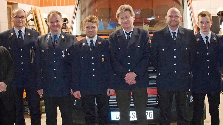 Der Vorstand (von links): Schriftf&uuml;hrerin Alexandra Heierth, Kommandant Heiko Heierth, Vorsitzender Michael Wachter, 2. Vorsitzender Christian Sterzer, Beisitzer Heinz Tschanz-Hofmann, 2. Kommandant Holger Sattler, Beisitzer Lukas Vogl, Kassier Mario Sterzer