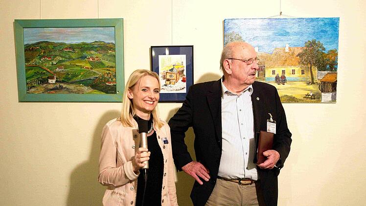 Die Kulturbeauftragte Melanie Bär eröffnet mit Wolfgang Knobl die Ausstellung.  Foto: Richard Sänger