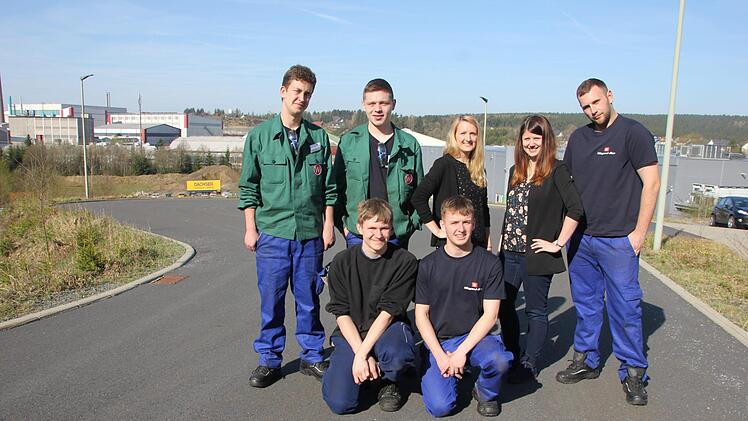 Knieend von links: Der Azubi von Wiegand-Glas, Marc Feuerpfeil, Michael Welsch, stehend von links: James Wynne, Edward Leeds, Christina Dotzauer, Sabrina Günther und Robert Burgess.