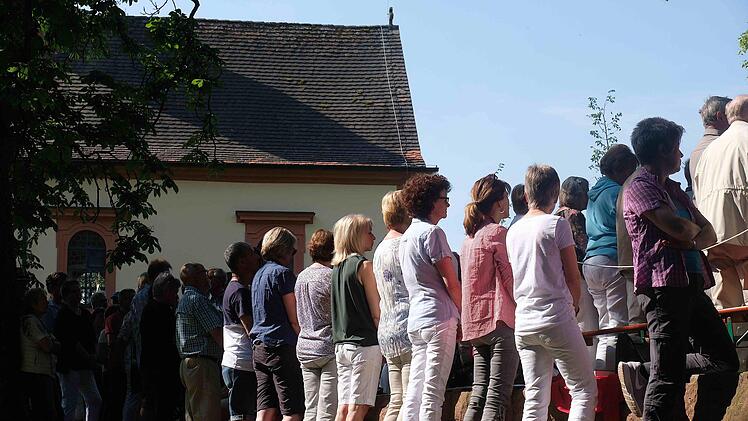 Auf dem Rollrasen am Andachtskreuz und dem angrenzenden Gelände war beim Festgottesdienst im Freien kaum noch ein Stehplatz frei. Foto: Gerd Schaar